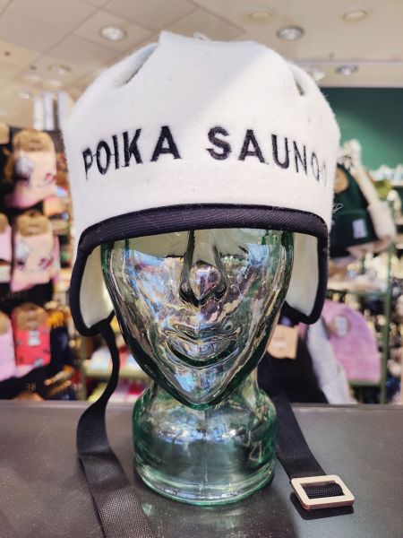 Saunahattu Poika saunoo