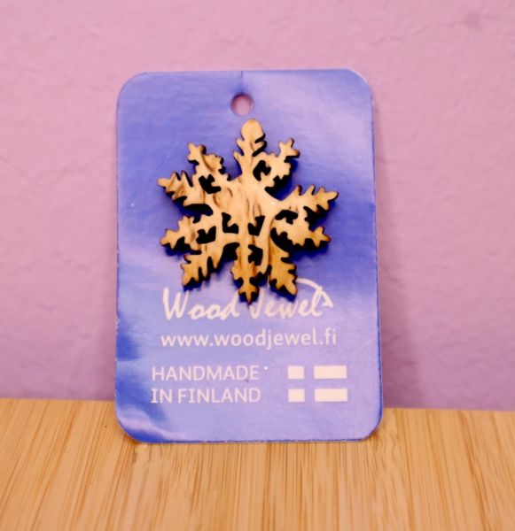Woodjewel pinssi lumihiutale